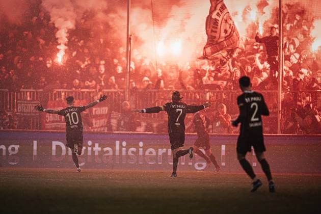 Bilder des Jahres 2023, Sport 12 Dezember Sport Themen der Woche KW48 Sport Bilder des Tages Fußball Männer Saison 2023 2024 2. Fußball-Bundesliga 15. Spieltag FC St. Pauli vs. Hamburger SV 01.12.2023 v.l. Torjubel von Marcel Hartel ( 10, FC St. Pauli) und Jackson Irvine ( 7, FC St. Pauli) Hamburg Millerntor-Stadion Hamburg Deutschland *** Soccer Men Season 2023 2024 2 Soccer Bundesliga 15 Matchday FC St Pauli vs Hamburger SV 01 12 2023 v l Goal celebration of Marcel Hartel 10, FC St Pauli and Jackson Irvine 7, FC St Pauli Hamburg Millerntor Stadion Hamburg Germany