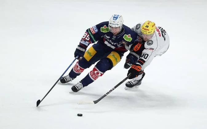 Sport Themen der Woche KW48 Sport Bilder des Tages Frederik Tiffels, Cody Kunyk Zweikampf Spielszene Aktion Eishockey Penny DEL Deutsche Eishockey Liga Saison 2023 2024 01.12.2023 EHC Eisbären Berlin EBB vs. Löwen Frankfurt *** Frederik Tiffels, Cody Kunyk duel Game scene Action Sport Ice field hockey Penny DEL German Ice Hockey League Season 2023 2024 01 12 2023 EHC Eisbären Berlin EBB vs Löwen Frankfurt