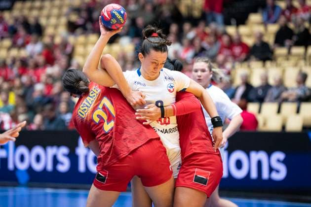 Catalina Paz Galvez Castagnola of Chile in action with Lorena Ostase of Romania during the IHF World Women s Handball Championship match between Romania and Chile in the preliminary group E in Jyske Bank Boxen in Herning in Denmark December 1, 2023 , Herning Denmark Mors  Copyright: BoxAmstrupx xRitzauxScanpix BoxAmstrupx COP14644 spdk20231201-201250-L