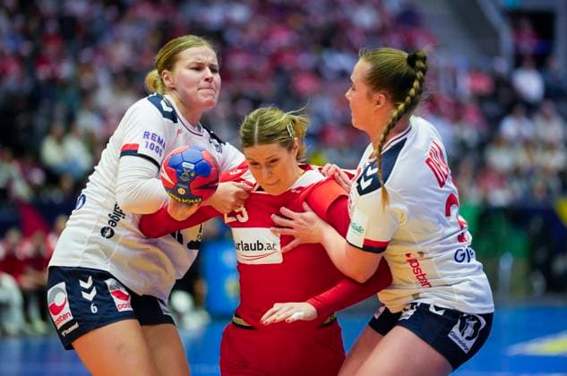 Handball, Frauen WM, Norwegen - ?sterreich Women s Handball World Cup Norway 2023: Austria - Norway Stavanger 20231201. Austria s Ines Ivancok in a duel with Norway s Maren Nyland Aardahl and Thale Rushfeldt The World Cup play-off match between Austria and Norway in the DNB Arena. Photo: Beate Oma Dahle NTB Stavanger Norway EDITORIAL USE ONLY. RESTRICTED USE FOR BETTING COMPANIES Ref:_SPOSeop53aEQEc.jpg  Copyright: xBeatexOmaxDahlex xNTBx