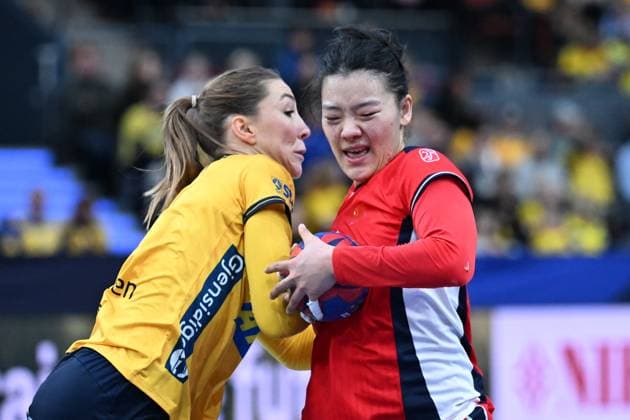 Sweden s Anna Lagerquist 19 and China s Xiaoqing Li 12 during fridays match in the opening round of the Handball World Cup, group A, between Sweden and China in Scandinavium, Gothenburg, Sweden December 1, 2023 GÖTEBORG Sweden x9200x  Copyright: xBjörnxLarssonxRosvall TTx HANDBALL WORLD CUP 2023 SWEDEN-CHINA