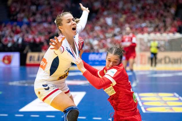Denmark s Emma Friis in a match with Serbia s Sanja Radosavljevic during the World Cup match between Denmark and Serbia from group E during the IHF World Championship in women s handball in the preliminary round in the Jyske Bank Boxen in Herning on Friday 1 December 2023 Photo Bo Amstrup Ritzau Scanpix , Herning Denmark Mors  Copyright: BoxAmstrupx xRitzauxScanpix BoxAmstrupx COP14643 spdk20231201-211410-L