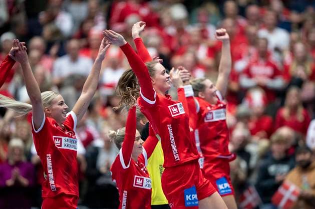 The Danish players celebrate the victory with the crowd after the World Cup match between Denmark and Serbia from group E during the IHF World Championship in women s handball in the preliminary round in the Jyske Bank Boxen in Herning on Friday, December 1, 2023 Photo Bo Amstrup Ritzau Scanpix , Herning Denmark Mors  Copyright: BoxAmstrupx xRitzauxScanpix BoxAmstrupx COP14643 spdk20231201-221727-L