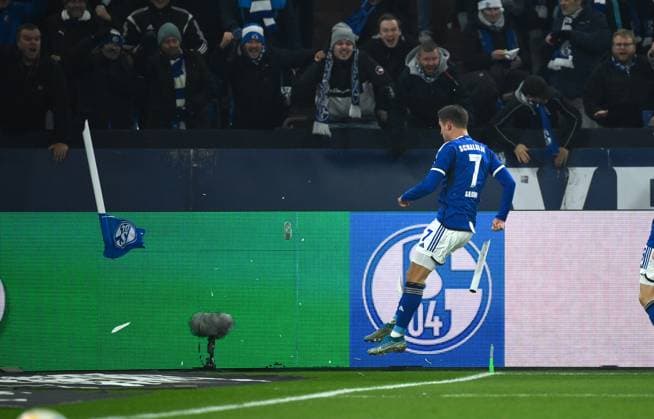 Bilder des Jahres 2023, Sport 12 Dezember Sport Themen der Woche KW48 Paul Seguin (FC Schalke 04) tritt nach seinem Treffer zum 2:0 gegen die Eckfahne 01.12.2023, Fussball Saison 2023 2024, 2. Bundesliga, 15. Spieltag, FC Schalke 04 - VfL Osnabrück 4:0 Gelsenkirchen Veltins Arena Nordrhein Westfalen Deutschland *** Paul Seguin FC Schalke 04 kicks the corner flag after his goal for 2 0 01 12 2023, Football season 2023 2024, 2 Bundesliga, Matchday 15, FC Schalke 04 VfL Osnabrück 4 0 Gelsenkirchen Veltins Arena Nordrhein Westfalen Germany Team2