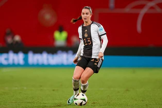 Germany, Rostock, 01.12.2023, Ostseestadion, Germany vs Denmark - UEFA Womens Nations League - Group A3, Sara Daebritz (Germany) controls the ball Rostock Ostseestadion Germany *** Germany, Rostock, 01 12 2023, Ostseestadion, Germany vs Denmark UEFA Womens Nations League Group A3, Sara Daebritz Germany controls the ball Rostock Ostseestadion Germany  eu-images-700