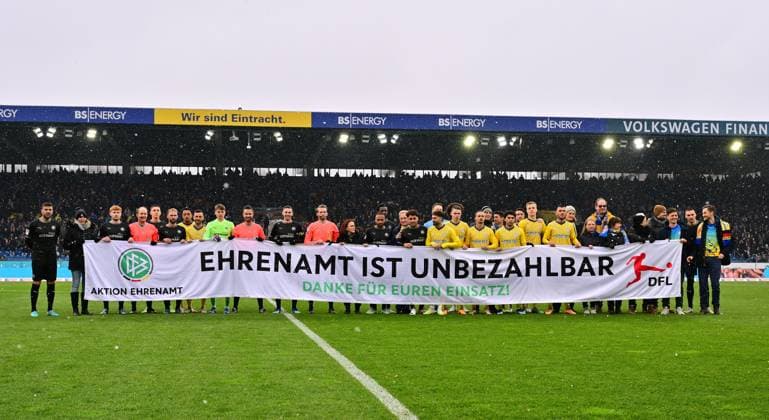 02 12 2023 Soccer Season 2023 2024 2 Soccer Bundesliga 15 Matchday BTSV Eintracht Braunschweig SpVgg Greuther Fürth Kleeblatt Sportfoto Zink xwoxzix DFL regulations prohibit any use of photographs as image sequences and or quasi video only for editorial use Mannschaft Team BVSV und SpVgg Ehrenamt