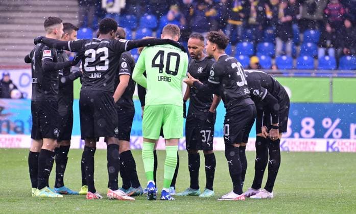 02 12 2023 Soccer Season 2023 2024 2 Soccer Bundesliga 15 Matchday BTSV Eintracht Braunschweig SpVgg Greuther Fürth Kleeblatt Sportfoto Zink xwoxzix DFL regulations prohibit any use of photographs as image sequences and or quasi video only for editorial use Teamkreis Mannschaft Team Fürth