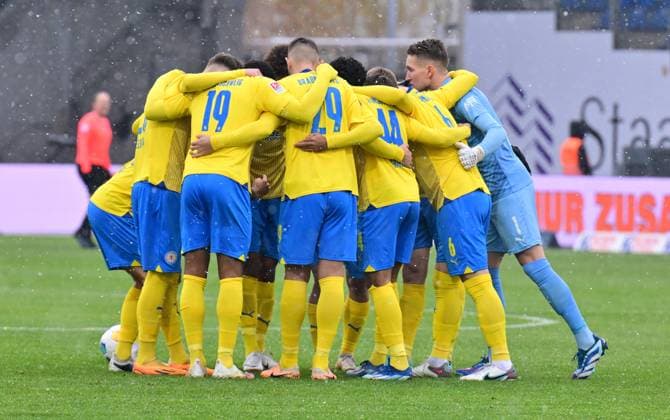02 12 2023 Soccer Season 2023 2024 2 Soccer Bundesliga 15 Matchday BTSV Eintracht Braunschweig SpVgg Greuther Fürth Kleeblatt Sportfoto Zink xwoxzix DFL regulations prohibit any use of photographs as image sequences and or quasi video only for editorial use Teamkreis Mannschaft Team BTSV