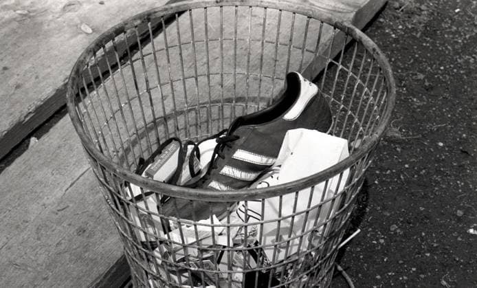 Archivbilder der Woche SPORT KW48 15.07.79 VfB Stuttgart Fototermin 1979 1980 Deutschland, Stuttgart, 15.07.1979, Fussball, Bundesliga, VfB Stuttgart Fototermin Saison 1979 1980: Feature alte Fussballschuhe im Mülleimer Abfall Papierkorb. *** 15 07 79 VfB Stuttgart photo session 1979 1980 Germany, Stuttgart, 15 07 1979, Soccer, Bundesliga, VfB Stuttgart photo session season 1979 1980 Feature old soccer shoes in trash can waste paper basket