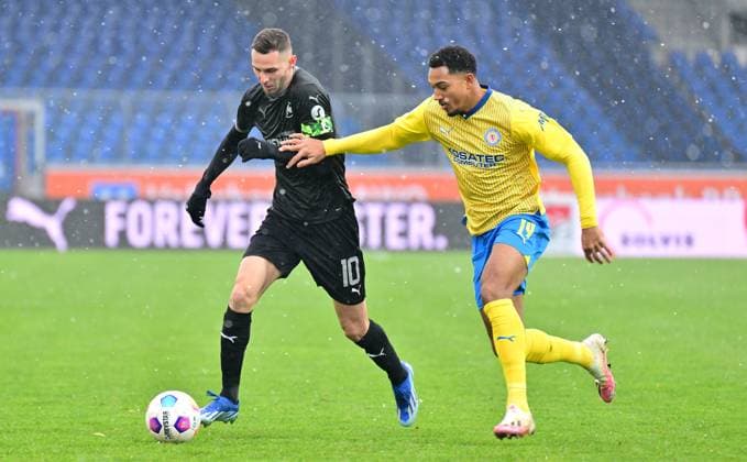 02 12 2023 Soccer Season 2023 2024 2 Soccer Bundesliga 15 Matchday BTSV Eintracht Braunschweig SpVgg Greuther Fürth Kleeblatt Sportfoto Zink xwoxzix DFL regulations prohibit any use of photographs as image sequences and or quasi video only for editorial use Branimir Hrgota 10 SpVgg Greuther Fürth Anton Leander Donkor 19, Eintracht Braunschweig BTSV EBS