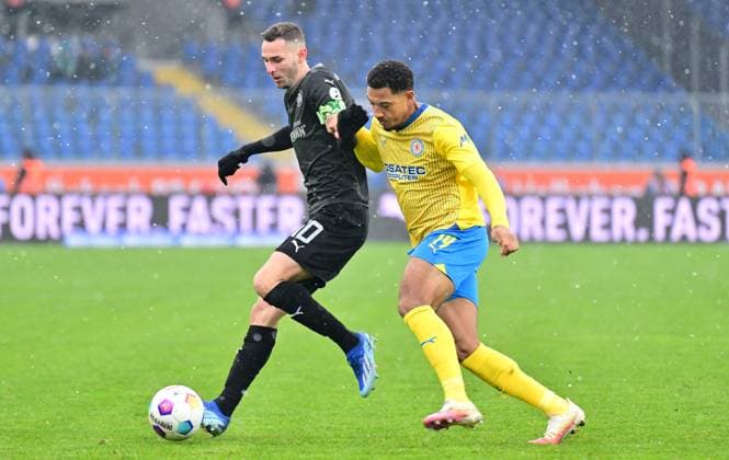 02 12 2023 Soccer Season 2023 2024 2 Soccer Bundesliga 15 Matchday BTSV Eintracht Braunschweig SpVgg Greuther Fürth Kleeblatt Sportfoto Zink xwoxzix DFL regulations prohibit any use of photographs as image sequences and or quasi video only for editorial use Branimir Hrgota 10 SpVgg Greuther Fürth Anton Leander Donkor 19, Eintracht Braunschweig BTSV EBS