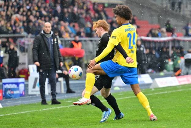 02 12 2023 Soccer Season 2023 2024 2 Soccer Bundesliga 15 Matchday BTSV Eintracht Braunschweig SpVgg Greuther Fürth Kleeblatt Sportfoto Zink xwoxzix DFL regulations prohibit any use of photographs as image sequences and or quasi video only for editorial use Robert Wagner 22, SpVgg Greuther Fürth Sidi Sane 24, Eintracht Braunschweig BTSV EBS