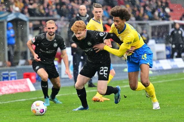 02 12 2023 Soccer Season 2023 2024 2 Soccer Bundesliga 15 Matchday BTSV Eintracht Braunschweig SpVgg Greuther Fürth Kleeblatt Sportfoto Zink xwoxzix DFL regulations prohibit any use of photographs as image sequences and or quasi video only for editorial use Robert Wagner 22, SpVgg Greuther Fürth Sidi Sane 24, Eintracht Braunschweig BTSV EBS
