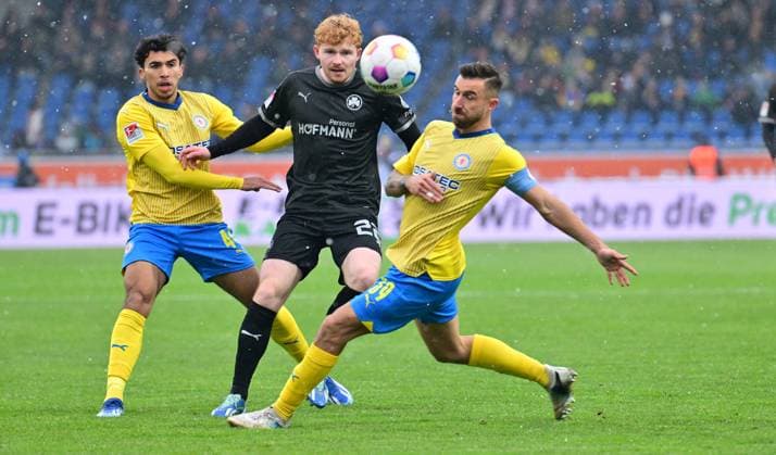 02 12 2023 Soccer Season 2023 2024 2 Soccer Bundesliga 15 Matchday BTSV Eintracht Braunschweig SpVgg Greuther Fürth Kleeblatt Sportfoto Zink xwoxzix DFL regulations prohibit any use of photographs as image sequences and or quasi video only for editorial use Robert Wagner 22, SpVgg Greuther Fürth Johan Gomez 44, Eintracht Braunschweig BTSV EBS , left Robin Krauße Krausse 39, Eintracht Braunschweig BTSV EBS