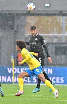 02 12 2023 Soccer Season 2023 2024 2 Soccer Bundesliga 15 Matchday BTSV Eintracht Braunschweig SpVgg Greuther Fürth Kleeblatt Sportfoto Zink xwoxzix DFL regulations prohibit any use of photographs as image sequences and or quasi video only for editorial use Sidi Sane 24, Eintracht Braunschweig BTSV EBS vor Oussama Haddadi 5, SpVgg Greuther Fürth