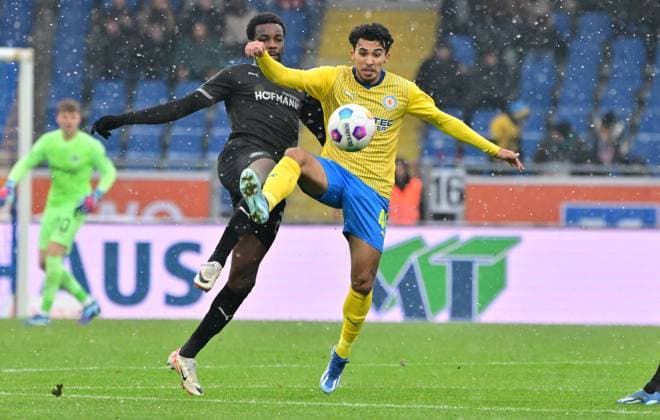 02 12 2023 Soccer Season 2023 2024 2 Soccer Bundesliga 15 Matchday BTSV Eintracht Braunschweig SpVgg Greuther Fürth Kleeblatt Sportfoto Zink xwoxzix DFL regulations prohibit any use of photographs as image sequences and or quasi video only for editorial use Gideon Jung 23, SpVgg Greuther Fürth Johan Gomez 44, Eintracht Braunschweig BTSV EBS