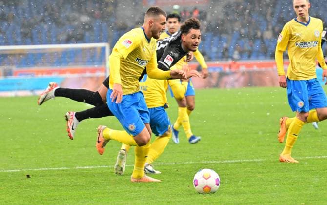 02 12 2023 Soccer Season 2023 2024 2 Soccer Bundesliga 15 Matchday BTSV Eintracht Braunschweig SpVgg Greuther Fürth Kleeblatt Sportfoto Zink xwoxzix DFL regulations prohibit any use of photographs as image sequences and or quasi video only for editorial use Hasan Kurucay 29, Eintracht Braunschweig BTSV EBS Armindo Sieb 30, SpVgg Greuther Fürth Scene to penalty kick penalty kick