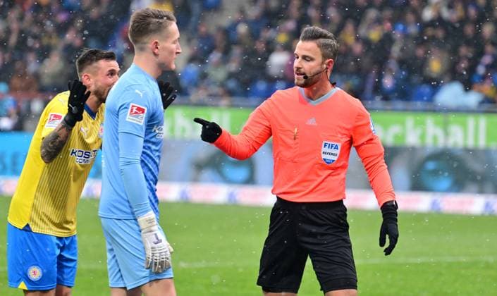 02 12 2023 Soccer Season 2023 2024 2 Soccer Bundesliga 15 Matchday BTSV Eintracht Braunschweig SpVgg Greuther Fürth Kleeblatt Sportfoto Zink xwoxzix DFL regulations prohibit any use of photographs as image sequences and or quasi video only for editorial use Ron Thorben Hoffmann 1, Eintracht Braunschweig BTSV EBS Daniel Schlager Referee