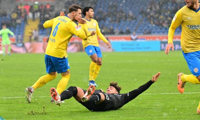 02 12 2023 Soccer Season 2023 2024 2 Soccer Bundesliga 15 Matchday BTSV Eintracht Braunschweig SpVgg Greuther Fürth Kleeblatt Sportfoto Zink xwoxzix DFL regulations prohibit any use of photographs as image sequences and or quasi video only for editorial use Ermin Bicakcic 6, Eintracht Braunschweig BTSV EBS Armindo Sieb 30, SpVgg Greuther Fürth Scene to penalty kick penalty kick