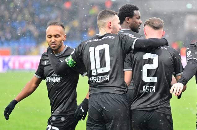 02 12 2023 Soccer Season 2023 2024 2 Soccer Bundesliga 15 Matchday BTSV Eintracht Braunschweig SpVgg Greuther Fürth Kleeblatt Sportfoto Zink xwoxzix DFL regulations prohibit any use of photographs as image sequences and or quasi video only for editorial use Torjubel Jubel Freude nach Treffer Torschuß zum 0 1 durch Julian Green 37, SpVgg Greuther Fürth , links