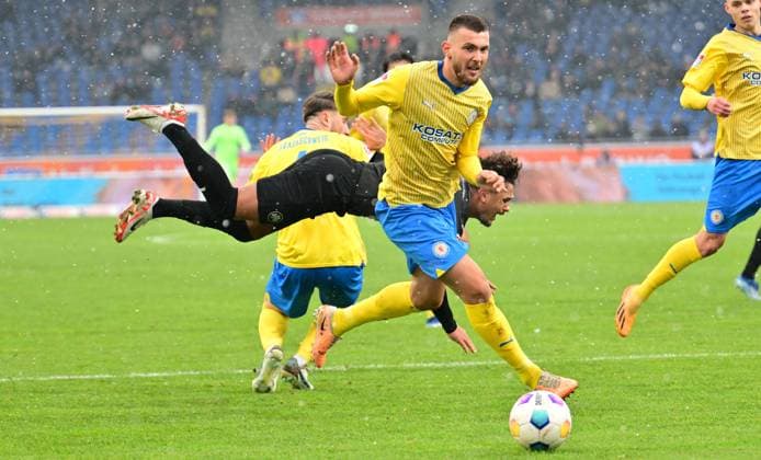02 12 2023 Soccer Season 2023 2024 2 Soccer Bundesliga 15 Matchday BTSV Eintracht Braunschweig SpVgg Greuther Fürth Kleeblatt Sportfoto Zink xwoxzix DFL regulations prohibit any use of photographs as image sequences and or quasi video only for editorial use Ermin Bicakcic 6, Eintracht Braunschweig BTSV EBS Hasan Kurucay 29, Eintracht Braunschweig BTSV EBS Armindo Sieb 30, SpVgg Greuther Fürth Scene to penalty kick penalty kick