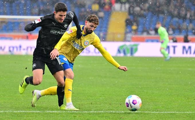 02 12 2023 Soccer Season 2023 2024 2 Soccer Bundesliga 15 Matchday BTSV Eintracht Braunschweig SpVgg Greuther Fürth Kleeblatt Sportfoto Zink xwoxzix DFL regulations prohibit any use of photographs as image sequences and or quasi video only for editorial use Marco Meyerhöfer Meyerhoefer 18, SpVgg Greuther Fürth Fabio Kaufmann 37, Eintracht Braunschweig BTSV EBS