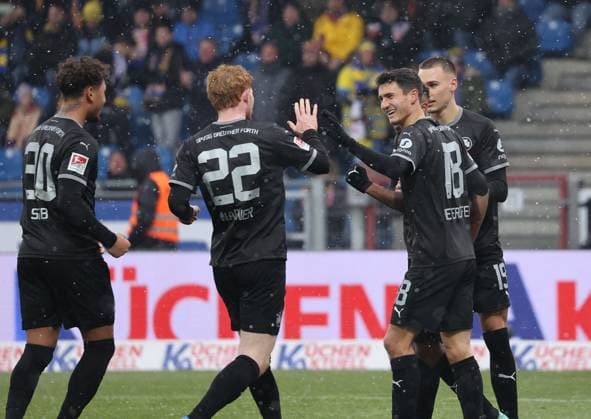 Eintracht Braunschweig vs SpVgg Greuther Fürth Braunschweig, 02 12 2023, Soccer, Season 23 24, 2 Bundesliga, Matchday 15, Eintracht Braunschweig vs SpVgg Greuther Fürth, Picture shows Fürth celebrating the goal to 1 0 by Julian Green GF, 37 Braunschweig