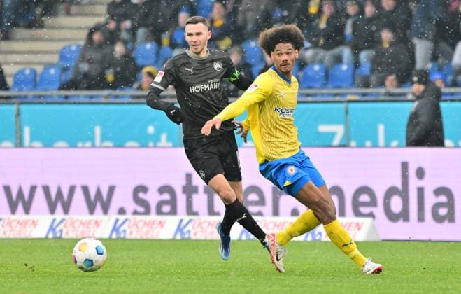 02 12 2023 Soccer Season 2023 2024 2 Soccer Bundesliga 15 Matchday BTSV Eintracht Braunschweig SpVgg Greuther Fürth Kleeblatt Sportfoto Zink xwoxzix DFL regulations prohibit any use of photographs as image sequences and or quasi video only for editorial use Branimir Hrgota 10 SpVgg Greuther Fürth Sidi Sane 24, Eintracht Braunschweig BTSV EBS