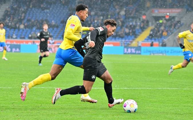 02 12 2023 Soccer Season 2023 2024 2 Soccer Bundesliga 15 Matchday BTSV Eintracht Braunschweig SpVgg Greuther Fürth Kleeblatt Sportfoto Zink xwoxzix DFL regulations prohibit any use of photographs as image sequences and or quasi video only for editorial use Hasan Kurucay 29, Eintracht Braunschweig BTSV EBS Armindo Sieb 30, SpVgg Greuther Fürth