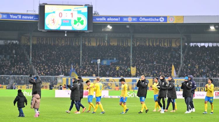02 12 2023 Soccer Season 2023 2024 2 Soccer Bundesliga 15 Matchday BTSV Eintracht Braunschweig SpVgg Greuther Fürth Kleeblatt Sportfoto Zink xwoxzix DFL regulations prohibit any use of photographs as image sequences and or quasi video only for editorial use Mannschaft Team BTSV disappointed Disappointment after end of match Final result on scoreboard