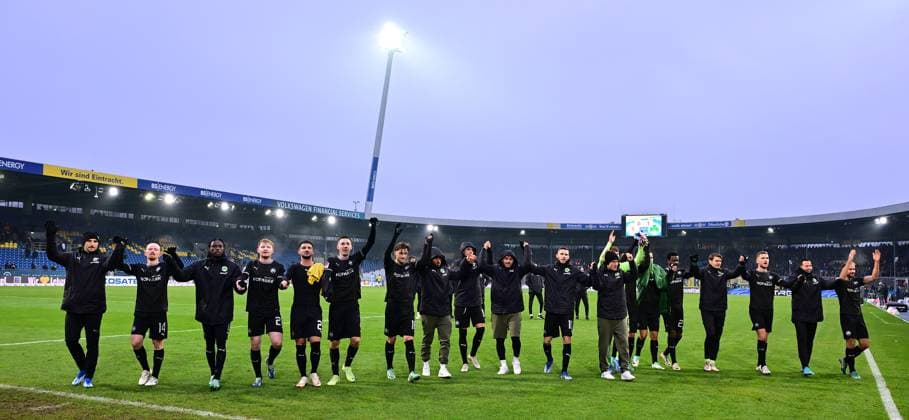 02 12 2023 Soccer Season 2023 2024 2 Soccer Bundesliga 15 Matchday BTSV Eintracht Braunschweig SpVgg Greuther Fürth Kleeblatt Sportfoto Zink xwoxzix DFL regulations prohibit any use of photographs as image sequences and or quasi video only for editorial use Mannschaft Team Fürth Jubel Freude Jubellkette nach Spielende