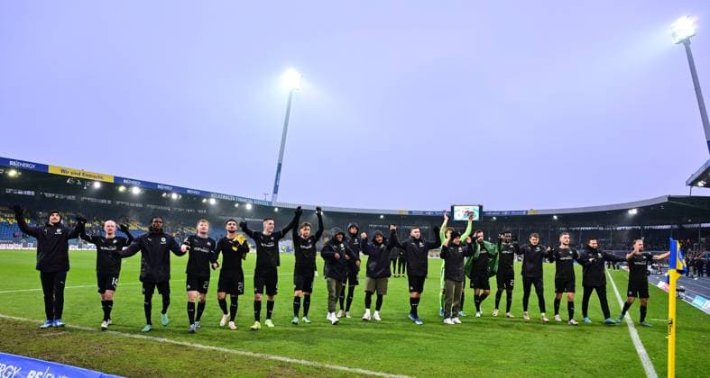 02 12 2023 Soccer Season 2023 2024 2 Soccer Bundesliga 15 Matchday BTSV Eintracht Braunschweig SpVgg Greuther Fürth Kleeblatt Sportfoto Zink xwoxzix DFL regulations prohibit any use of photographs as image sequences and or quasi video only for editorial use Mannschaft Team Fürth Jubel Freude Jubellkette nach Spielende