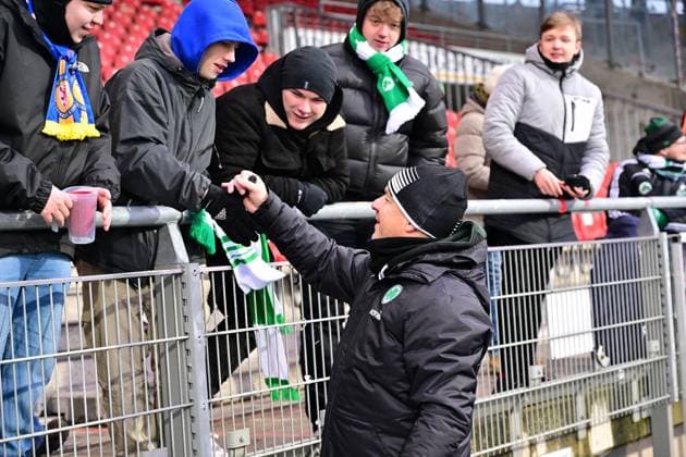 02 12 2023 Soccer Season 2023 2024 2 Soccer Bundesliga 15 Matchday BTSV Eintracht Braunschweig SpVgg Greuther Fürth Kleeblatt Sportfoto Zink xwoxzix DFL regulations prohibit any use of photographs as image sequences and or quasi video only for editorial use Alexander Zorniger Trainer SpVgg Greuther Fürth at Kleeblattfans after the end of the match