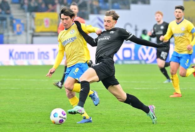 02 12 2023 Soccer Season 2023 2024 2 Soccer Bundesliga 15 Matchday BTSV Eintracht Braunschweig SpVgg Greuther Fürth Kleeblatt Sportfoto Zink MeZi xmexzix DFL regulations prohibit any use of photographs as image sequences and or quasi video only for editorial use Keita Endo 8, Eintracht Braunschweig BTSV EBS, left Lukas Petkov 16, SpVgg Greuther Fürth