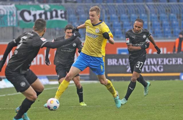 Eintracht Braunschweig vs SpVgg Greuther Fürth Braunschweig, 02 12 2023, Football, Season 23 24, 2 Bundesliga, Matchday 15, Eintracht Braunschweig vs SpVgg Greuther Fürth, Picture shows Robert Ivanov BTSV, 5 Braunschweig