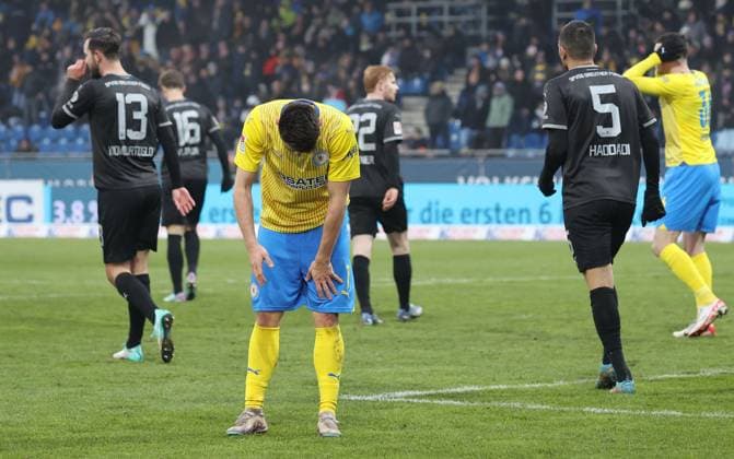 Eintracht Braunschweig vs SpVgg Greuther Fürth Braunschweig, 02 12 2023, Football, Season 23 24, 2 Bundesliga, Matchday 15, Eintracht Braunschweig vs SpVgg Greuther Fürth, Picture shows Maurice Multhaup BTSV, 7 äergert over his missed chance Braunschweig