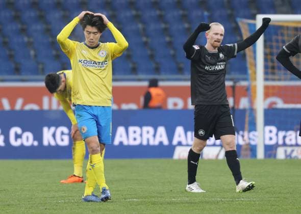 Eintracht Braunschweig vs SpVgg Greuther Fürth Braunschweig, 02 12 2023, Football, Season 23 24, 2 Bundesliga, Matchday 15, Eintracht Braunschweig vs SpVgg Greuther Fürth, Picture shows Keita Endo BTSV, 8 annoyed after the final whistle Braunschweig