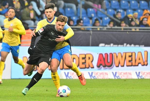 02 12 2023 Soccer Season 2023 2024 2 Soccer Bundesliga 15 Matchday BTSV Eintracht Braunschweig SpVgg Greuther Fürth Kleeblatt Sportfoto Zink MeZi xmexzix DFL regulations prohibit any use of photographs as image sequences and or quasi video only for editorial use Lukas Petkov 16, SpVgg Greuther Fürth vor Jannis Nikolaou 4, Eintracht Braunschweig BTSV EBS