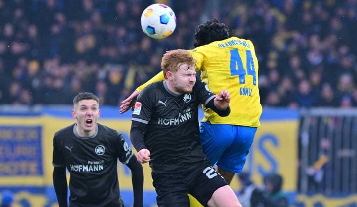 02 12 2023 Soccer Season 2023 2024 2 Soccer Bundesliga 15 Matchday BTSV Eintracht Braunschweig SpVgg Greuther Fürth Kleeblatt Sportfoto Zink xwoxzix DFL regulations prohibit any use of photographs as image sequences and or quasi video only for editorial use Robert Wagner 22, SpVgg Greuther Fürth in header duel with Johan Gomez 44, Eintracht Braunschweig BTSV EBS