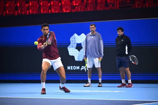 2023 Next Gen ATP, Tennis Herren Finals - Jeddah Arthur Fils (FRA) with his coaches Sergei Bruguera and Sebastien Grosjean during his practice at the 2023 Next Gen ATP Finals in Jeddah, SAUDI ARABIA, on December 2, 2023. Photo by Corinne Dubreuil ABACAPRESS.COM Jeddah Saudi Arabia  Copyright: xDubreuilxCorinne ABACAx