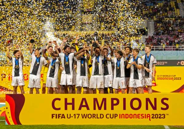02 12 2023, Football U 17 World Cup 2023, Final Germany France, at Manahan Stadium Surakarta Award ceremony for the German national team, World Champion 2023 Eric Emanuel da Silva Moreira in the middle, Germany lifts up the trophy