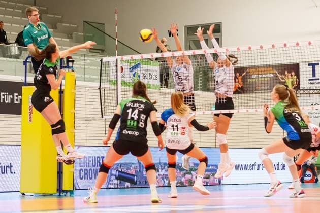 Isabella Noble Schwarz Weiss Erfurt, 5 and Silvie Pavlova Schwarz Weiss Erfurt, 4 block against Fabienne Coenders Borken, 12 , 02 12 2023, Erfurt Germany , Volleyball, 2 Bundesliga Women Pro, Schwarz Weiss Erfurt Skurios Volleys Borken xprx