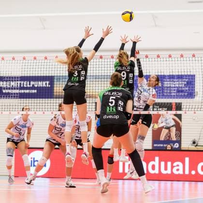 Sina Fuchs Schwarz Weiss Erfurt, 6 against the block of Doreen Luther Borken, 3 and Hannah Rudde Borken, 9 , 02 12 2023, Erfurt Germany , Volleyball, 2 Bundesliga Women Pro, Schwarz Weiss Erfurt Skurios Volleys Borken xprx