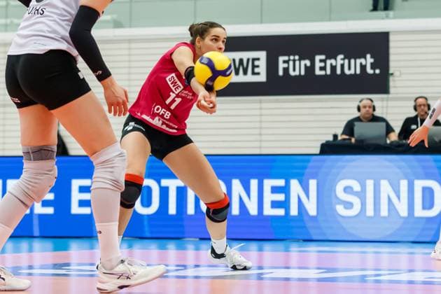 Mia Stauß Schwarz Weiss Erfurt, 11, Libera receiving the ball, 02 12 2023, Erfurt Germany , Volleyball, 2 Bundesliga Women Pro, Schwarz Weiss Erfurt Skurios Volleys Borken xprx