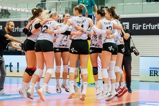 Cheering, celebration at Schwarz Weiss Erfurt about the victory, 02 12 2023, Erfurt Germany , Volleyball, 2 Bundesliga Women Pro, Schwarz Weiss Erfurt Skurios Volleys Borken xprx
