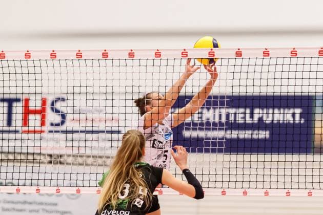 Isabella Noble Schwarz Weiss Erfurt, 5 at serve, 02 12 2023, Erfurt Germany , Volleyball, 2 Bundesliga Women Pro, Schwarz Weiss Erfurt Skurios Volleys Borken xprx