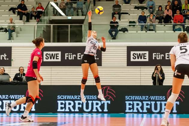 Pia Mohr Schwarz Weiss Erfurt, 10 on attack, 02 12 2023, Erfurt Germany , Volleyball, 2 Bundesliga Women Pro, Schwarz Weiss Erfurt Skurios Volleys Borken xprx