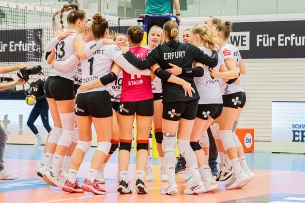 Cheering, celebration at Schwarz Weiss Erfurt about the victory, 02 12 2023, Erfurt Germany , Volleyball, 2 Bundesliga Women Pro, Schwarz Weiss Erfurt Skurios Volleys Borken xprx