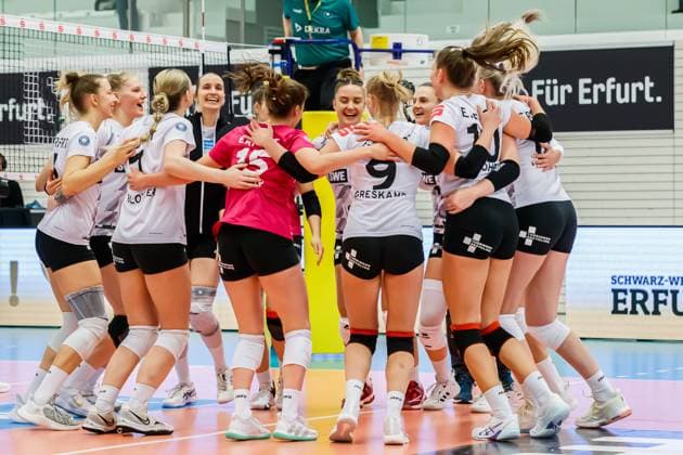 Cheering, celebration at Schwarz Weiss Erfurt about the victory, 02 12 2023, Erfurt Germany , Volleyball, 2 Bundesliga Women Pro, Schwarz Weiss Erfurt Skurios Volleys Borken xprx