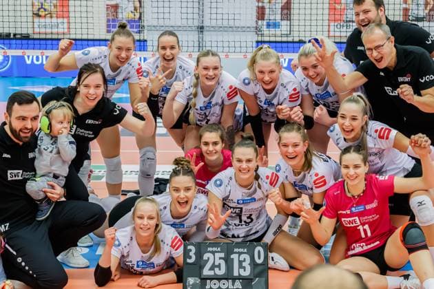 Jubilation, celebration at Schwarz Weiss Erfurt over the victory Winner photo, 02 12 2023, Erfurt Germany , Volleyball, 2 Bundesliga Women Pro, Schwarz Weiss Erfurt Skurios Volleys Borken xprx